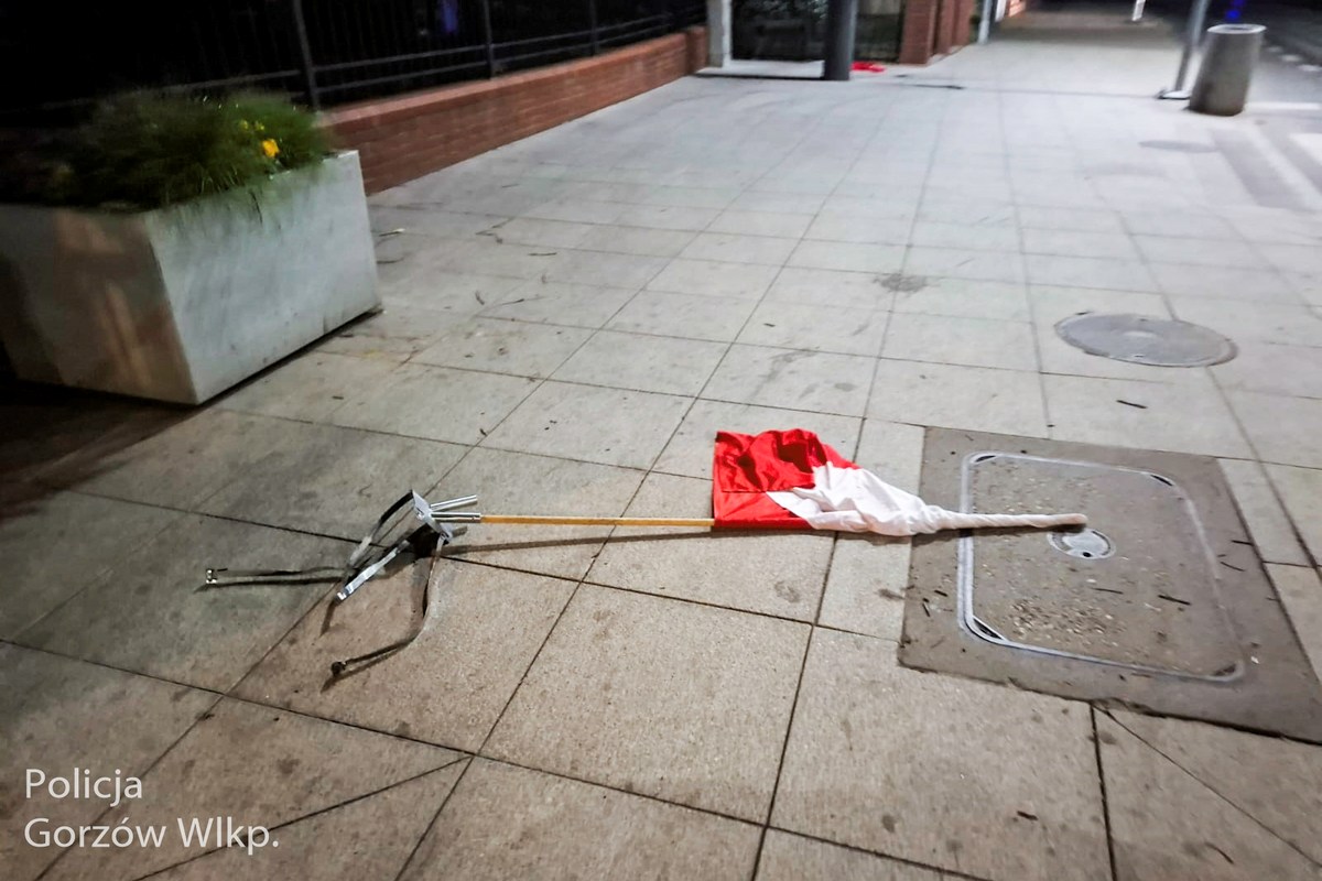 Gorzów Wielkopolski. 22-latek wyrwał i rzucił na ziemię polskie flagi. Nie podano jego narodowości