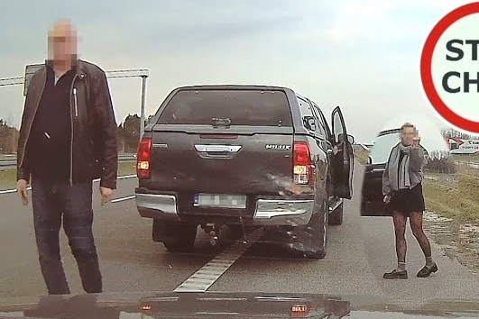 stop cham s7 policjantka srodkowy palec fakers