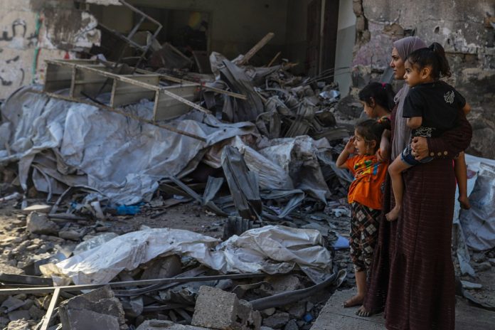 Matka z dziećmi w ruinach miasta Gaza. Zdjęcie ilustracyjne. Foto: PAP/EPA