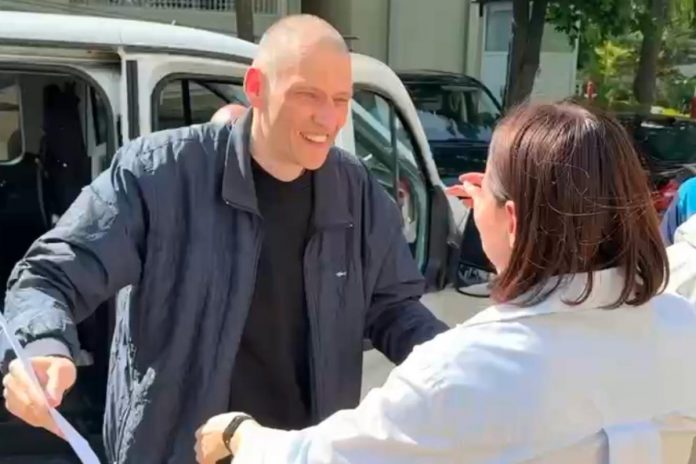 Siarhiej Cichanouski wita się z żoną Swietłaną po uwolnieniu. Foto: print screen X