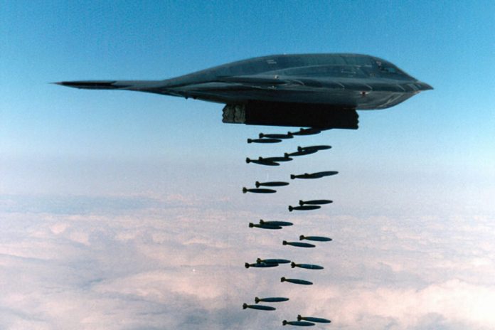 B-2 zrzucający bomby Mark 82. Zdjęcie ilustracyjne. Foto: wikimedia/USAF