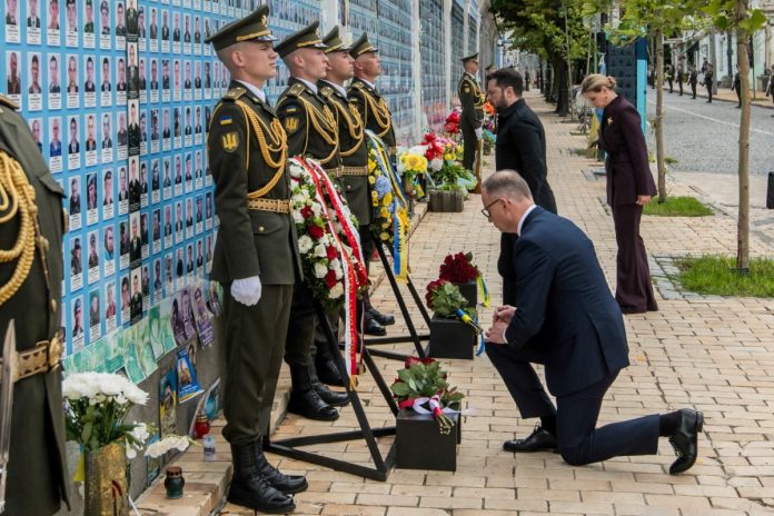Kijów, Ukraina, 28.06.2024. Prezydent RP Andrzej Duda oraz prezydent Ukrainy Wołodymyr Zełenski z żoną Ołeną Zełeńską podczas uroczystości złożenia kwiatów przed Ścianą Pamięci Poległych za Ukrainę w Kijowie, 28 bm. Prezydent RP przybył z niezapowiedzianą wizytą do Kijowa z okazji Dnia Konstytucji Ukrainy. Foto: PAP