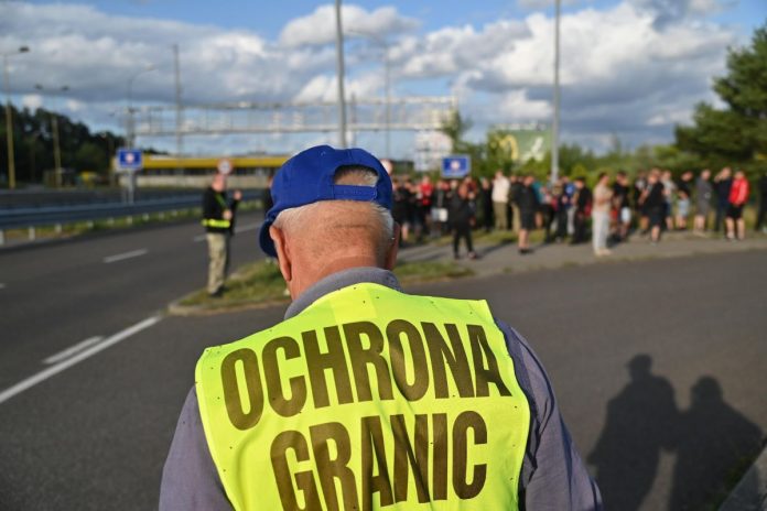 Polacy organizują się, by chronić granicę z Niemcami przed napływem nielegalnych imigrantów.