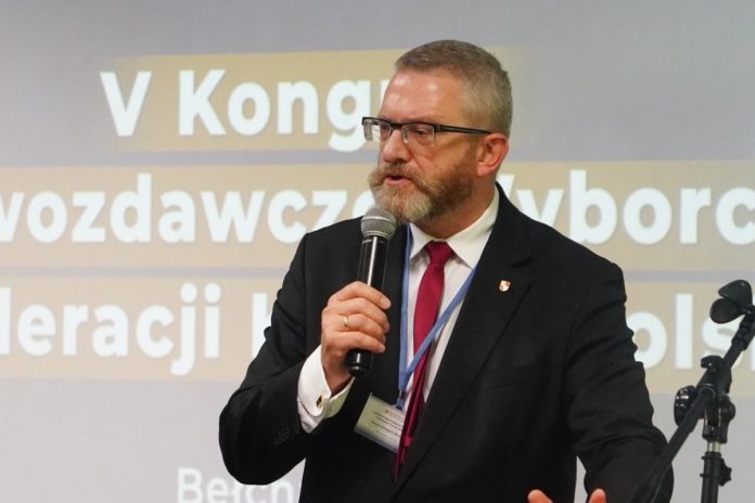 Grzegorz Braun podczas kongresu Konfederacji Korony Polskiej. Foto: X/Leon Dawid mazur
