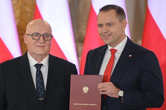 Warszawa, 11.06.2025. Przewodniczący Państwowej Komisji Wyborczej Sylwester Marciniak (L) oraz prezydent elekt Karol Nawrocki (P) podczas uroczystości wręczenia prezydentowi RP uchwały PKW ws. stwierdzenia wyniku wyborów prezydenckich, 11 bm. na Zamku Królewskim w Warszawie. Foto: PAP