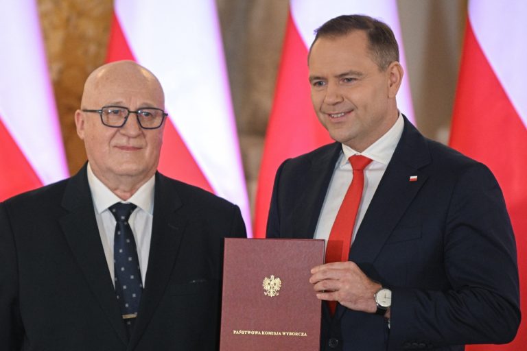 Warszawa, 11.06.2025. Przewodniczący Państwowej Komisji Wyborczej Sylwester Marciniak (L) oraz prezydent elekt Karol Nawrocki (P) podczas uroczystości wręczenia prezydentowi RP uchwały PKW ws. stwierdzenia wyniku wyborów prezydenckich, 11 bm. na Zamku Królewskim w Warszawie. Foto: PAP