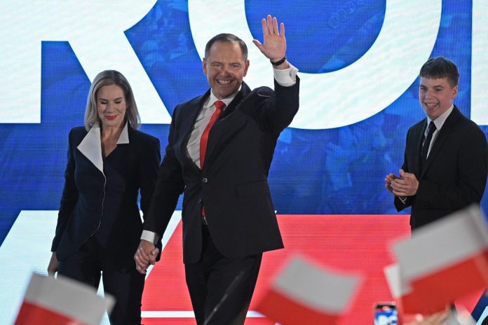 Karol Nawrocki po ogłoszeniu sondażowych wyników II tury wyborów prezydenckich. / Foto: PAP
