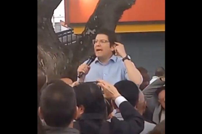 Kolumbijski senator Miguel Uribe Turbay został postrzelony podczas spotkania wyborczego. Foto: print screen X