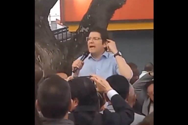 Kolumbijski senator Miguel Uribe Turbay został postrzelony podczas spotkania wyborczego. Foto: print screen X