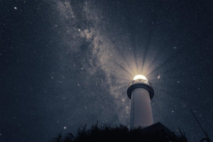 Latarnia morska na tle Drogi Mlecznej widocznej na nocnym niebie. Zdjęcie ilustracyjne. Źródło: pixabay