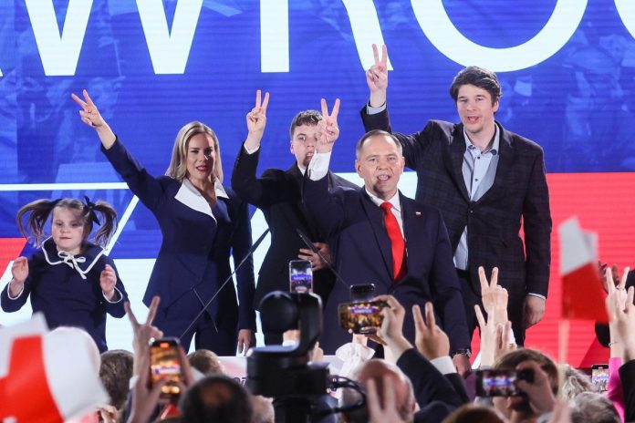 Karol Nawrocki z rodziną podczas wieczoru wyborczego.