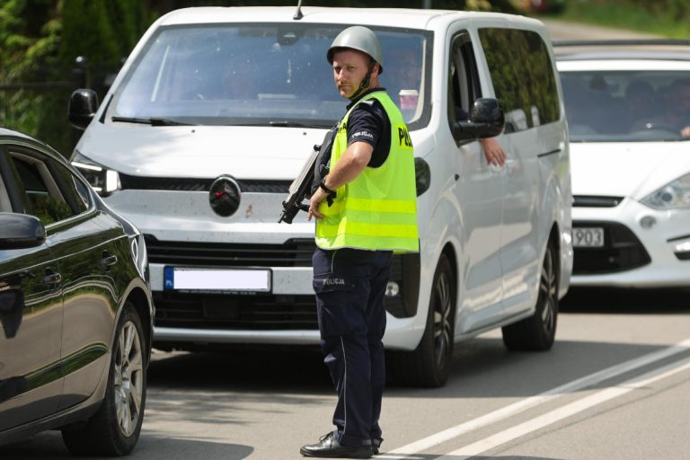 Policjant uczestniczący w poszukiwaniach Tadeusza Dudy, podejrzanego o podwójne morderstwo w Starej Wsi koło Limanowej. Foto: PAP