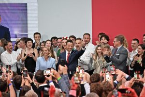 Rafał Trzaskowski po ogłoszeniu sondażowych wyników II tury wyborów prezydenckich. / Foto: PAP