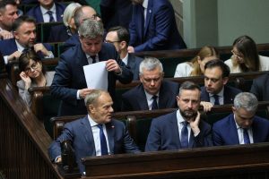 Premier Donald Tusk (L-dół), wicepremier, minister obrony narodowej Władysław Kosiniak-Kamysz (C-dół), wiceprezes Rady Ministrów, Minister Cyfryzacji Krzysztof Gawkowski (P dół), minister finansów Andrzej Domański (P-2 rząd) i minister spraw wewnętrznych i administracji, koordynator służb specjalnych Tomasz Siemoniak (C-2 rząd) na sali obrad Sejmu w Warszawie.