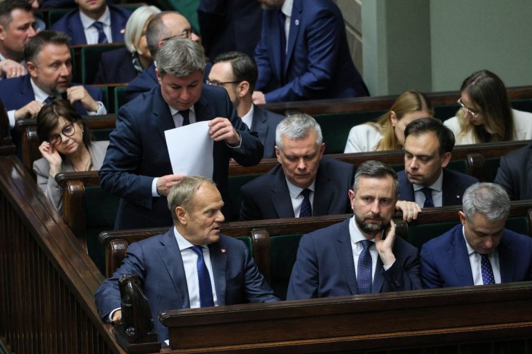 Premier Donald Tusk (L-dół), wicepremier, minister obrony narodowej Władysław Kosiniak-Kamysz (C-dół), wiceprezes Rady Ministrów, Minister Cyfryzacji Krzysztof Gawkowski (P dół), minister finansów Andrzej Domański (P-2 rząd) i minister spraw wewnętrznych i administracji, koordynator służb specjalnych Tomasz Siemoniak (C-2 rząd) na sali obrad Sejmu w Warszawie.