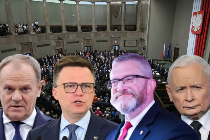 Donald Tusk, Szymon Hołownia, Grzegorz Braun oraz Jarosław Kaczyński na tle Sejmu.