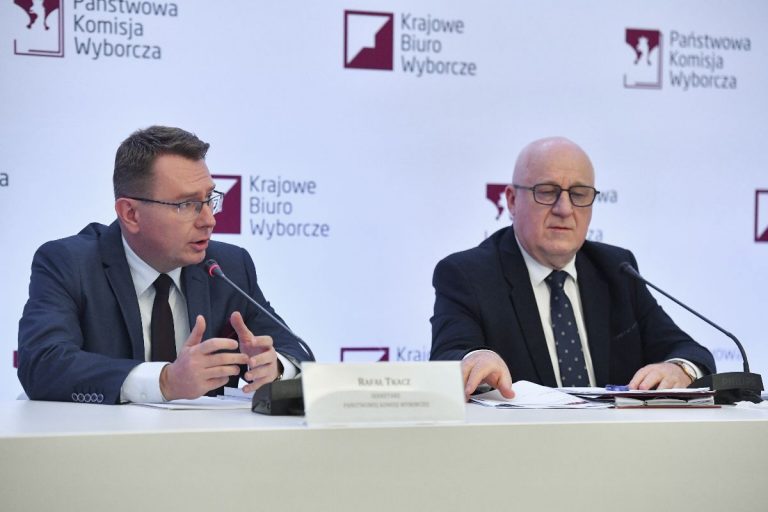Przewodniczący Państwowej Komisji Wyborczej Sylwester Marciniak (P) i sekretarz PKW Rafał Tkacz (L) na konferencji PKW.