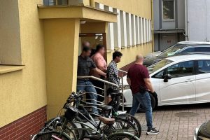 Podejrzany o usiłowanie zabójstwa Wenezuelczyk (2P) wyprowadzany siedziby Prokuratury Okręgowej w Toruniu.