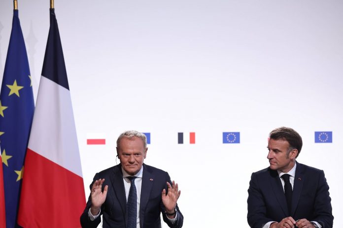 Donald Tusk oraz Emmanuel Macron.