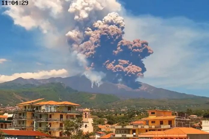 Wybuch wulkanu Etna na Sycylii w dniu 2 czerwca 2025 roku. Foto: print screen X