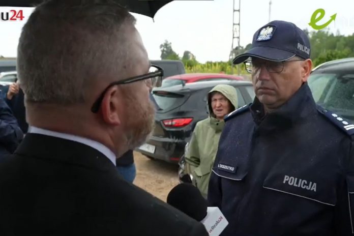 Grzegorz Braun składa zawiadomienie w Jedwabnem policjant