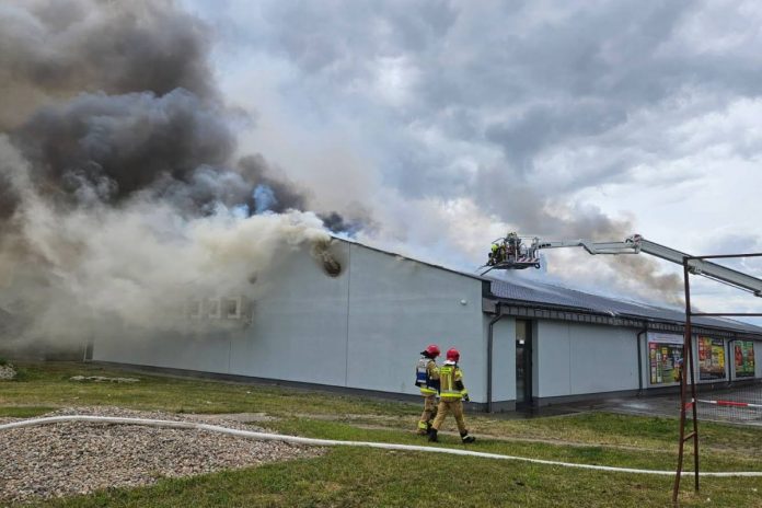 Pożar Biedronki. Zaczęło się od paneli fotowoltaicznych.