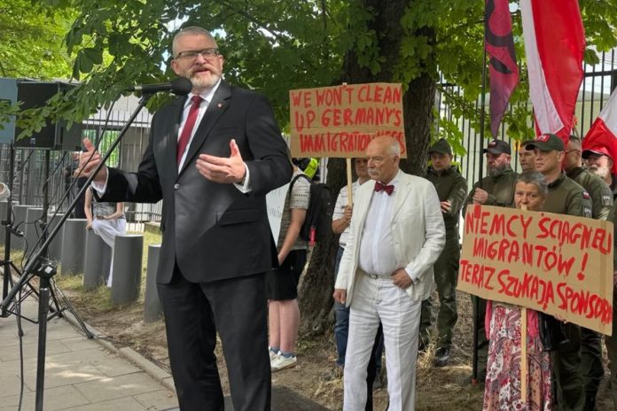 Grzegorz Braun i Janusz Korwin-Mikke podczas pikiety pod ambasadą Niemiec w Warszawie. Foto: X/Marek Skalski