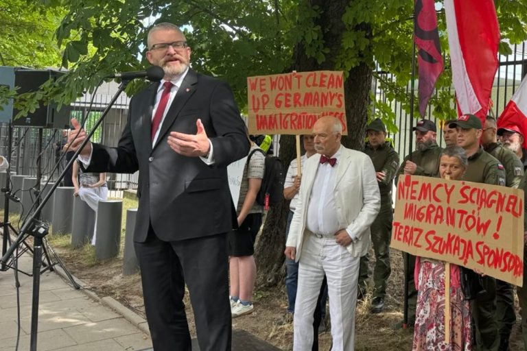 Grzegorz Braun i Janusz Korwin-Mikke podczas pikiety pod ambasadą Niemiec w Warszawie. Foto: X/Marek Skalski