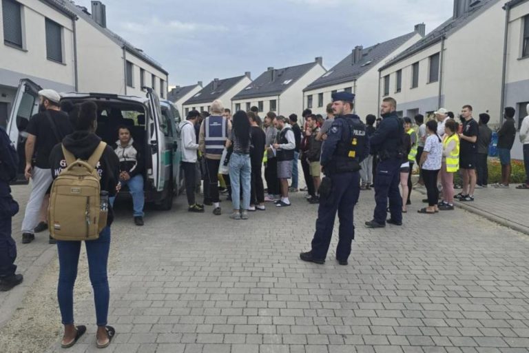 Policja podczas interwencji na osiedlu domków jednorodzinnych.