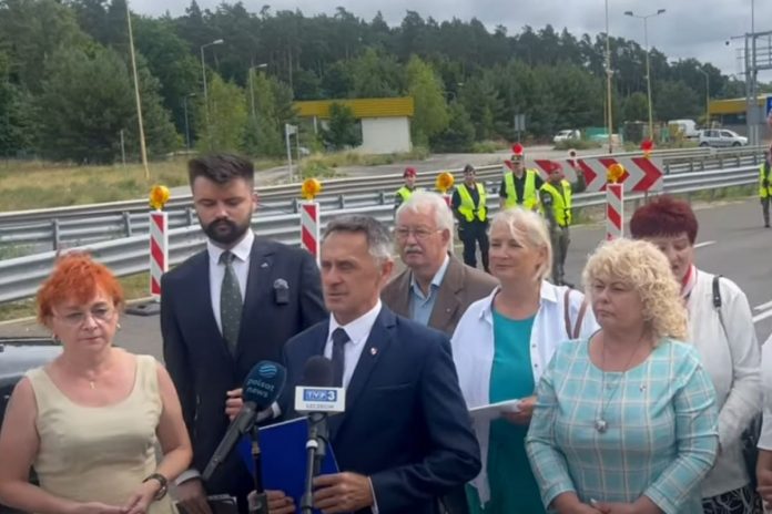 Politycy Konfederacji Korony Polskiej podczas konferencji prasowej na granicy polsko-niemieckiej.