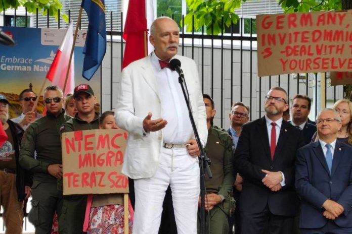 Janusz Korwin-Mikke na pikiecie przeciwko podrzucaniu migrantów przez Niemcy zorganizowanej przez Konfederację Korony Polskiej Grzegorz Brauna. Foto: X/Janusz Korwin-Mikke
