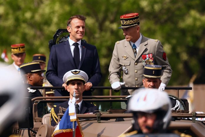 Prezydent Francji Emmanuel Macron i szef sztabu francuskich sił zbrojnych gen. Thierry Burkhard podczas parady z okazji tzw. Dnia Bastylii czyli Święta Narodowego Francji. Foto: PAP/EPA