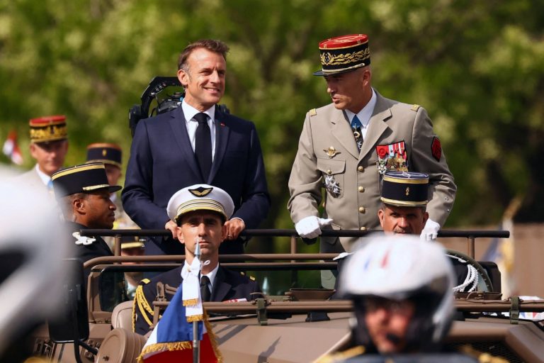 Prezydent Francji Emmanuel Macron i szef sztabu francuskich sił zbrojnych gen. Thierry Burkhard podczas parady z okazji tzw. Dnia Bastylii czyli Święta Narodowego Francji. Foto: PAP/EPA