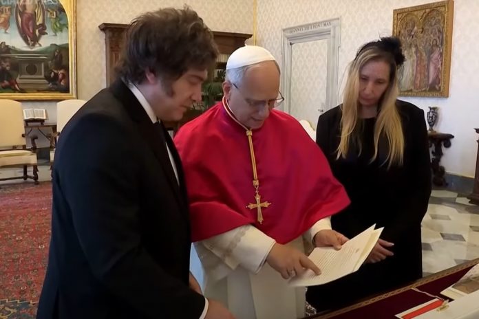 Javier Milei z siostrą Kariną podczas spotkania z Papieżem Leonem XIV. Foto: yt/AP print screen