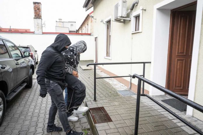 Doprowadzenie do Prokuratury Rejonowej w Świeciu Kolumbijczyka oskarżonego o udział w bójce i ucieczkę samochodem przed policją w Nowem koło Świecia.