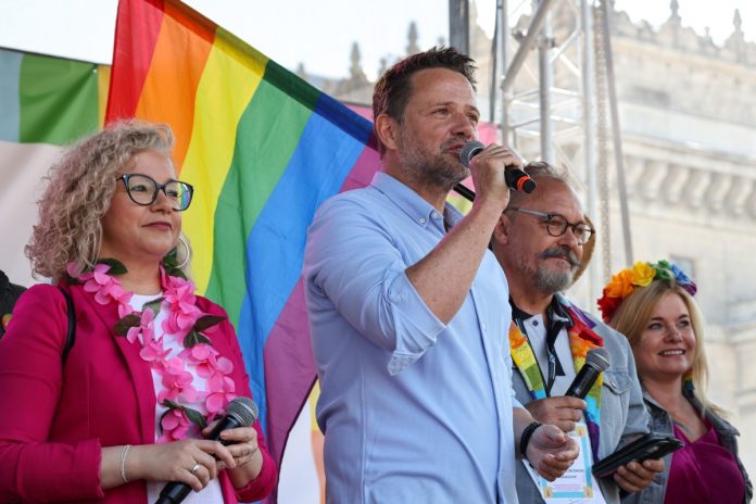 Minister ds. równości Katarzyna Kotula (L), prezydent Warszawy Rafał Trzaskowski (2L), wiceprezes zarządu Fundacji Wolontariat Równości Tomasz Bączkowski (2P) i posłanka KO Dorota Łoboda (P) podczas Parady Równości w Warszawie. Foto: PAP