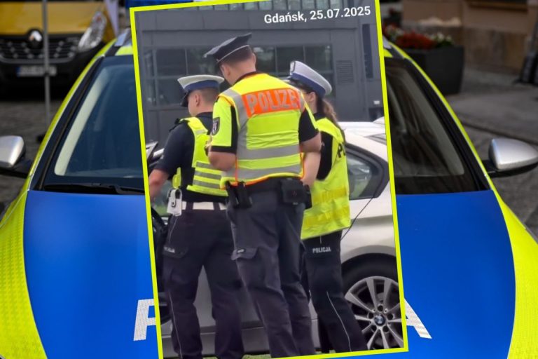 Niemiecki policjant wraz z polską drogówką na tle radiowozu.