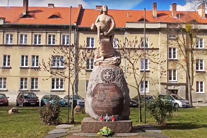 Pomnik pamięci Polaków pomordowanych przez ukraińskich nacjonalistów członków UPA w Chełmie, inaczej Pieta Wołyńska. Foto: YT/screen