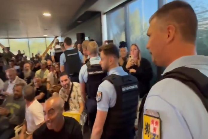 Występ kontrowersyjnego artysty Dieudonné został przerwany przez policję. Foto: print screen X