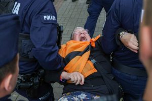 Babcia Kasia wyniesiona przez policję.