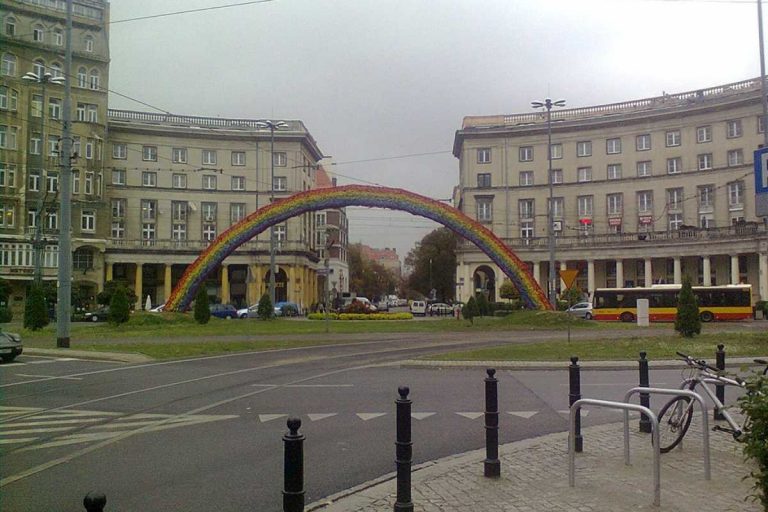 Tęcza na Placu Zbawiciela.