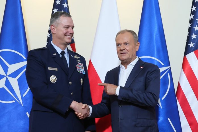 Warszawa, 25.07.2025. Premier Donald Tusk (P) oraz naczelny dowódca sił sojuszniczych w Europie (SACEUR) i szef dowództwa europejskiego sił zbrojnych USA (EUCOM) gen. Alexus Grynkewich (L) podczas spotkania w Kancelarii Prezesa Rady Ministrów. Foto: PAP