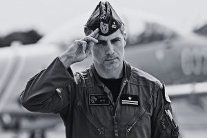 Lider F-16 Tiger Demo Team mjr pil. Maciej „SLAB” Krakowian na konferencji przed AirSHOW Radom 2025 w 42. Bazie Lotnictwa Szkolnego w Radomiu, 21 sierpnia 2025 r. /Foto: PAP