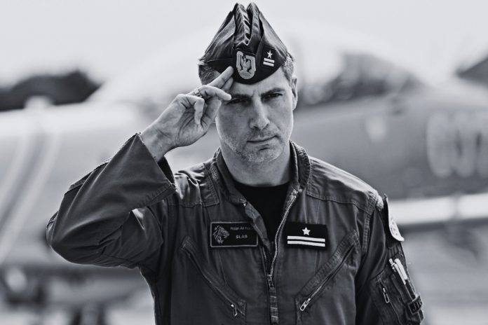 Lider F-16 Tiger Demo Team mjr pil. Maciej „SLAB” Krakowian na konferencji przed AirSHOW Radom 2025 w 42. Bazie Lotnictwa Szkolnego w Radomiu, 21 sierpnia 2025 r. /Foto: PAP
