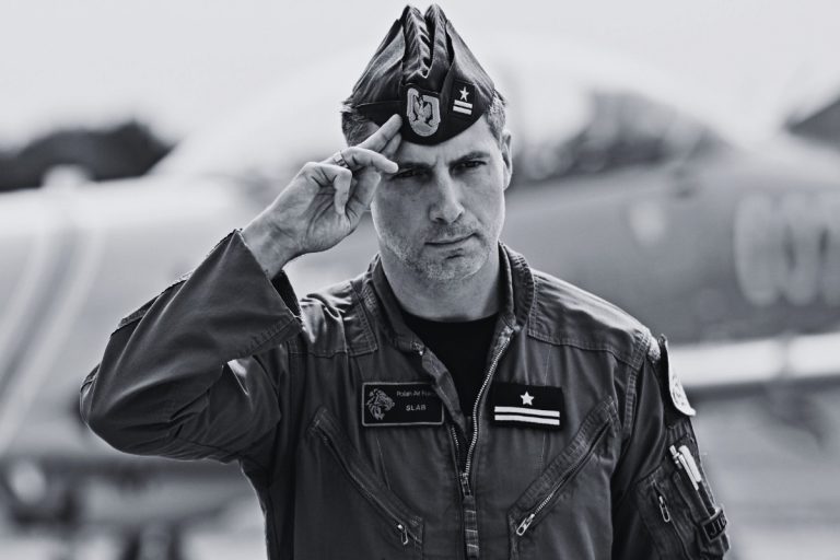 Lider F-16 Tiger Demo Team mjr pil. Maciej „SLAB” Krakowian na konferencji przed AirSHOW Radom 2025 w 42. Bazie Lotnictwa Szkolnego w Radomiu, 21 sierpnia 2025 r. /Foto: PAP