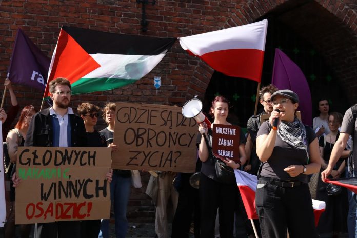 Sopocka radna Barbara Brzezicka (z mikrofonem).
