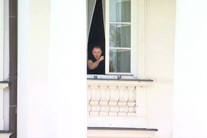 Prezydent Karol Nawrocki w oknie pałacu Belwederskiego. Foto: print screen Polsat News