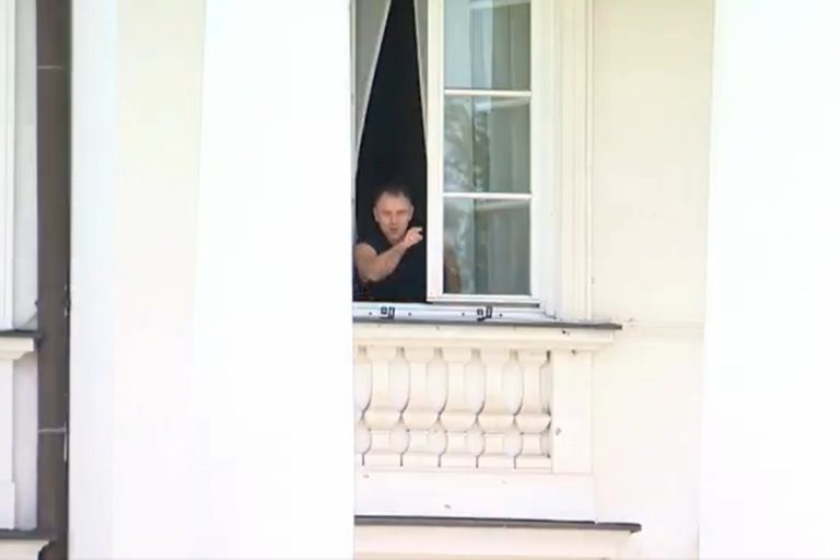 Prezydent Karol Nawrocki w oknie pałacu Belwederskiego. Foto: print screen Polsat News