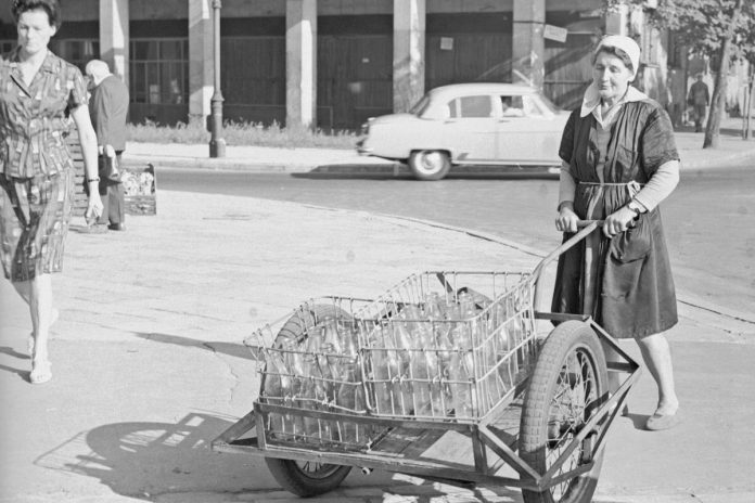 Wraca stare! Tak robiło się to z butelkami w 1967 roku. Teraz czeka nas dokładnie to samo. Zdjęcie ilustracyjne. / Foto: Narodowe Archiwum Cyfrowe