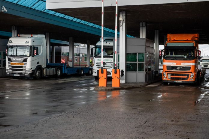 Odprawa pojazdów ciężarowych na polsko-ukraińskim przejściu granicznym w Dorohusku.